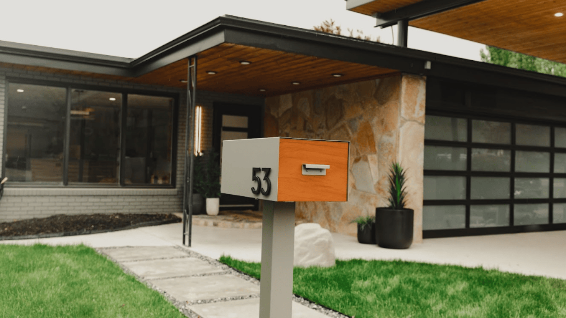 What Your Mailbox Color Says About Your Home