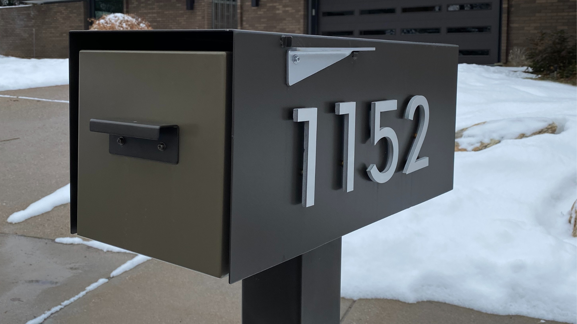 A Guide to Modern Mailbox Decor by the Season