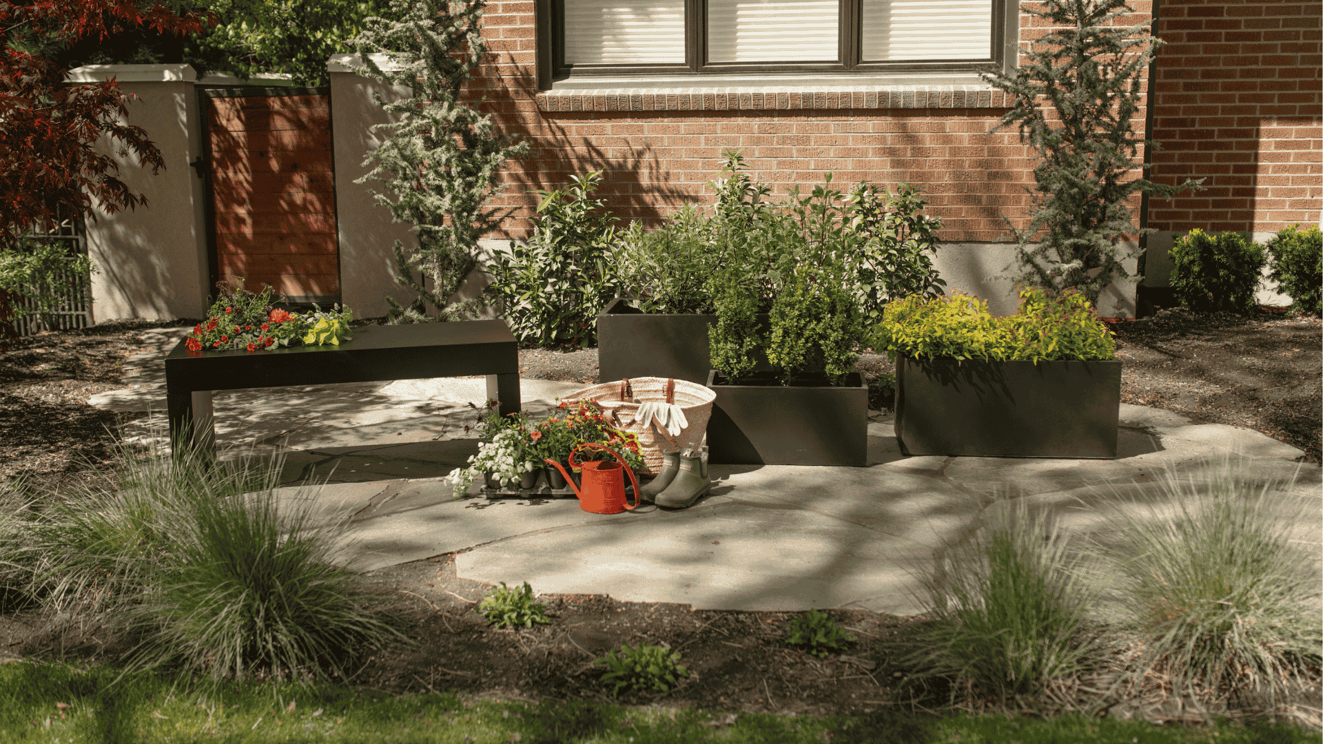 Spruce Up Your Garden with an Outdoor Planter Bench