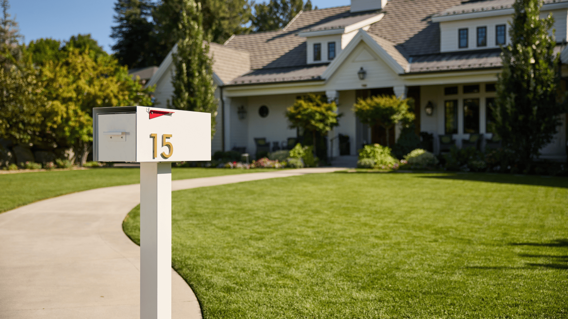 Why White Mailboxes Are Trending With Modern Homeowners