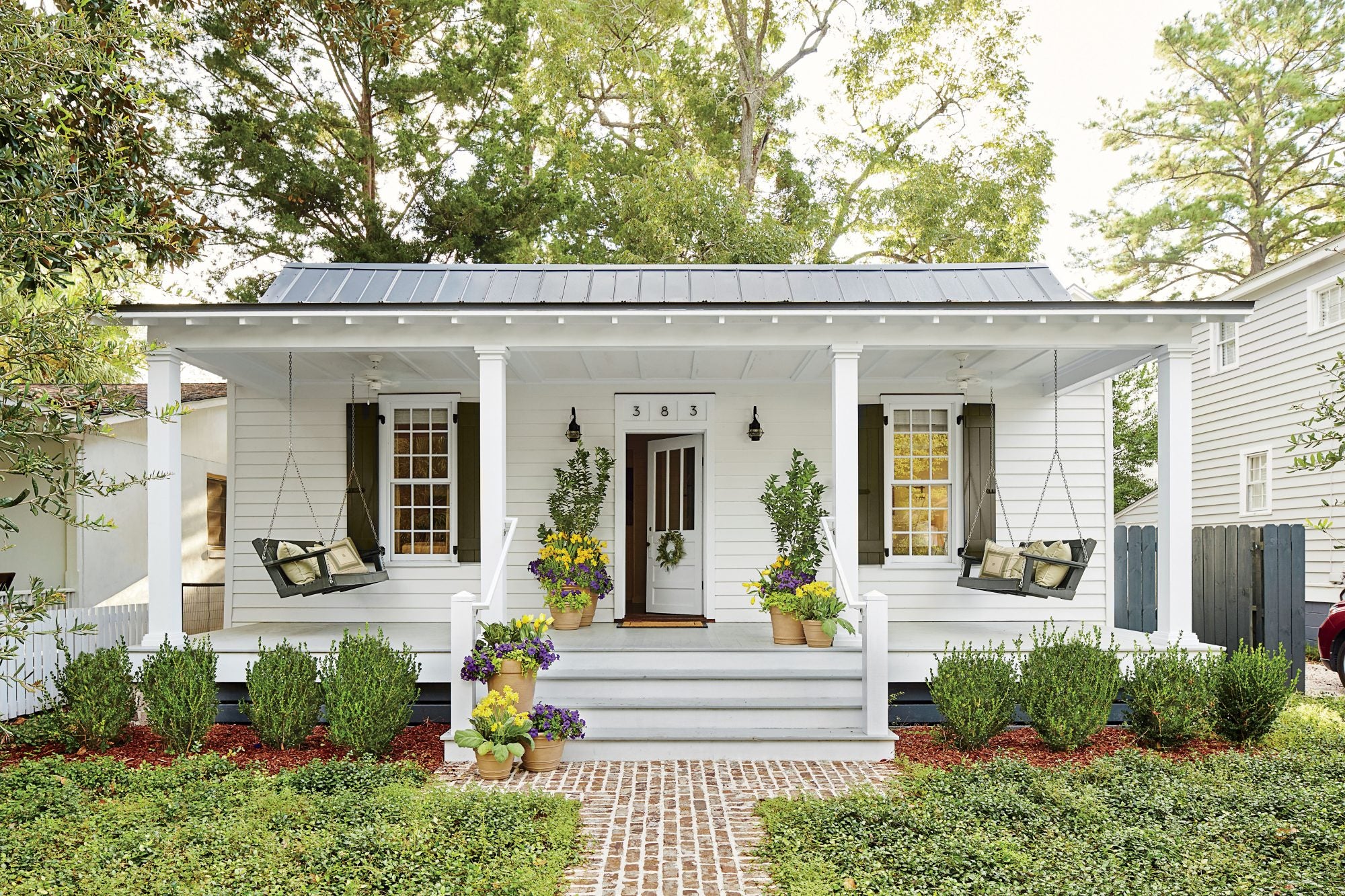 How to Create and Decorate an Engaging Front Porch